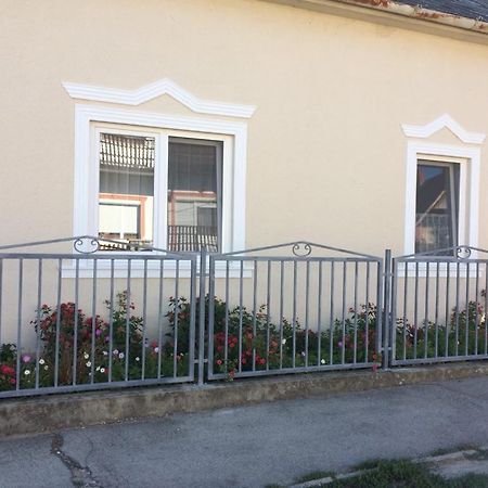 Teraszos ház Hotel Balatonlelle Kültér fotó