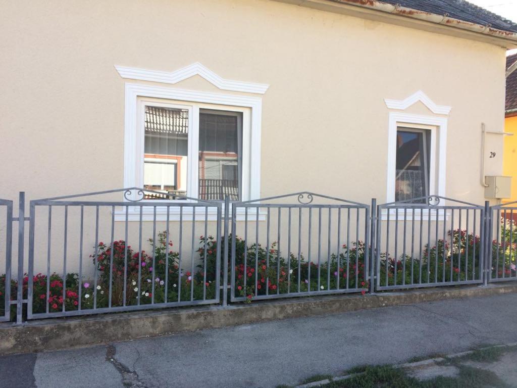 Teraszos ház Hotel Balatonlelle Kültér fotó